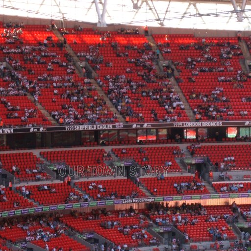 Assembling crowd for the Challenge Cup Final, 2007