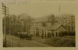 Soldiers at the New Inn, Winchester, c. 1915